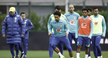 Com equipe completa, Ancelotti comanda atividade em Londres